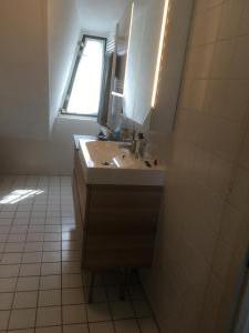 Badkamermeubel en designradiator geplaatst