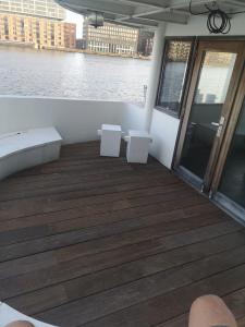 Hardhouten vlonders gelegd op luxe woonschip