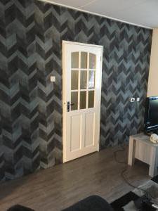 Wand woonkamer behangen