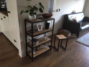 Kastje en bijzettafel