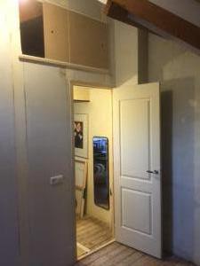 Scheidingswand op zolder geplaatst